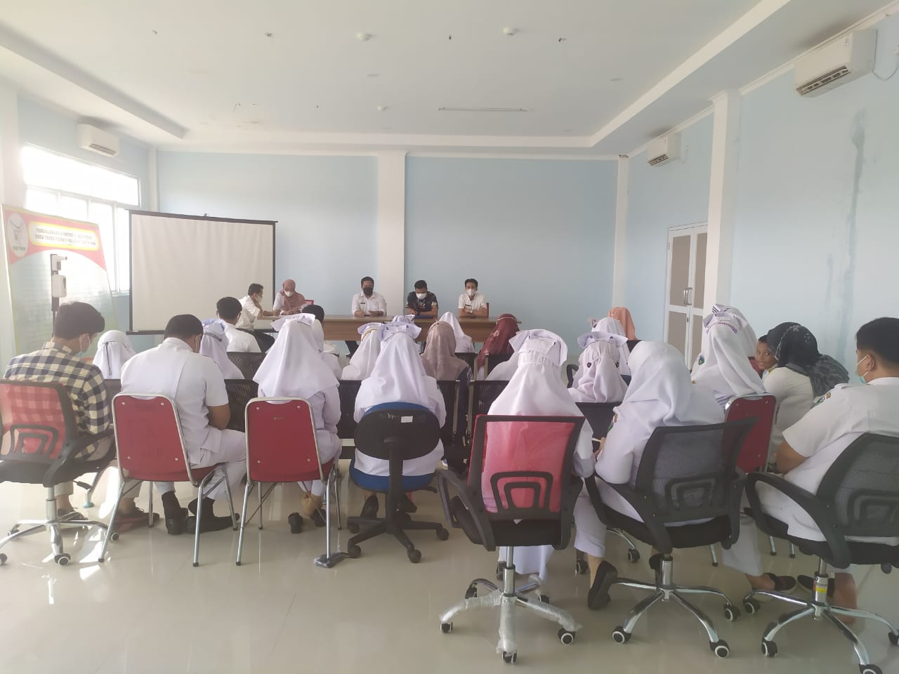 Pertemuan dokter spesialis penyakit dalam dengan Direksi dan staf RSUD Tapan