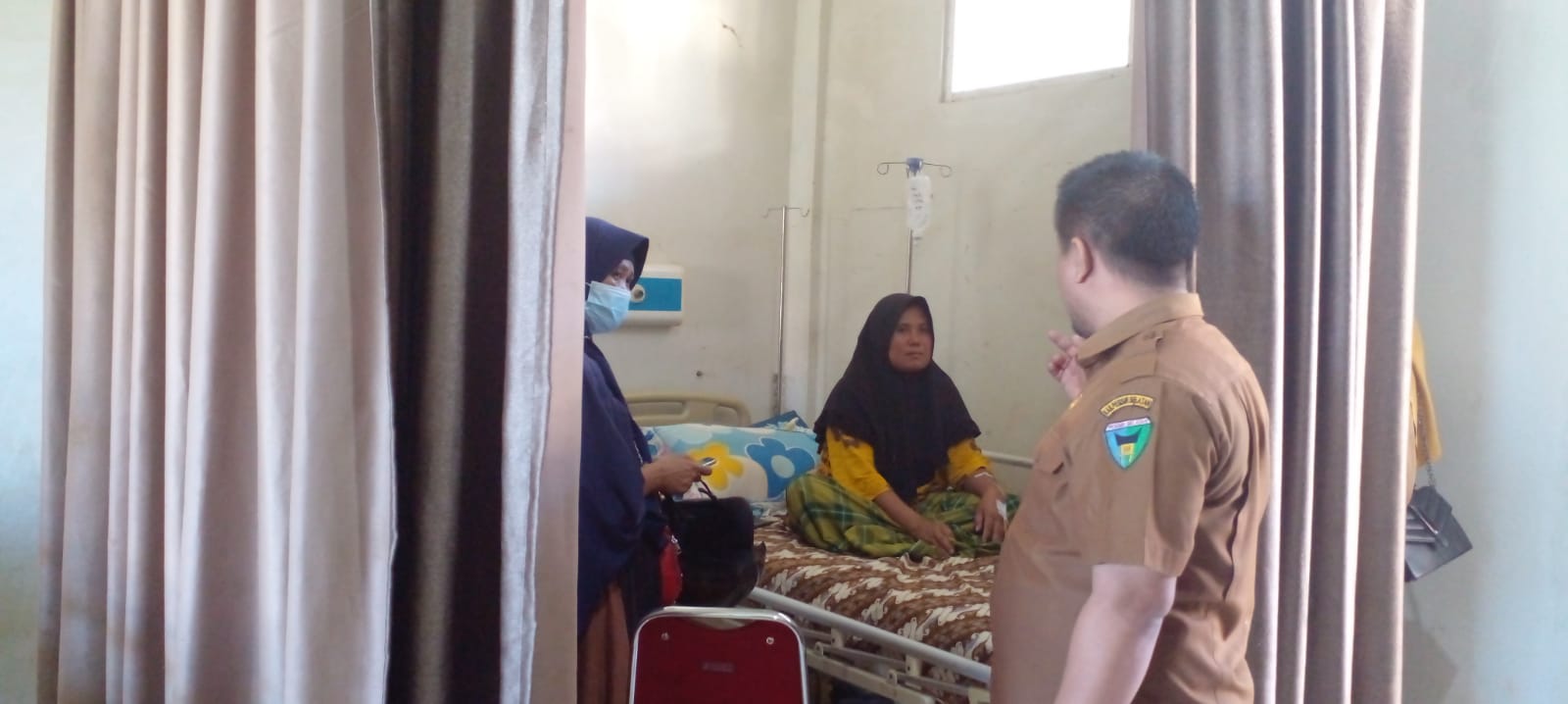 Direktur RSUD Tapan  Mengunjungi Pasien 