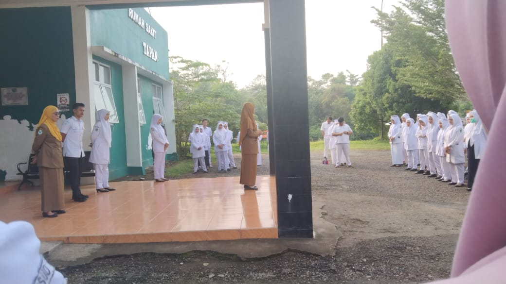 Semangat Apel Pagi Memperagakan Gerakan Cuci Tangan 